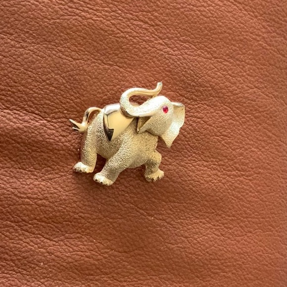 Unsigned Charming Gold Tone Elephant Pin With Sparkly Red Eye - Picture 1 of 8